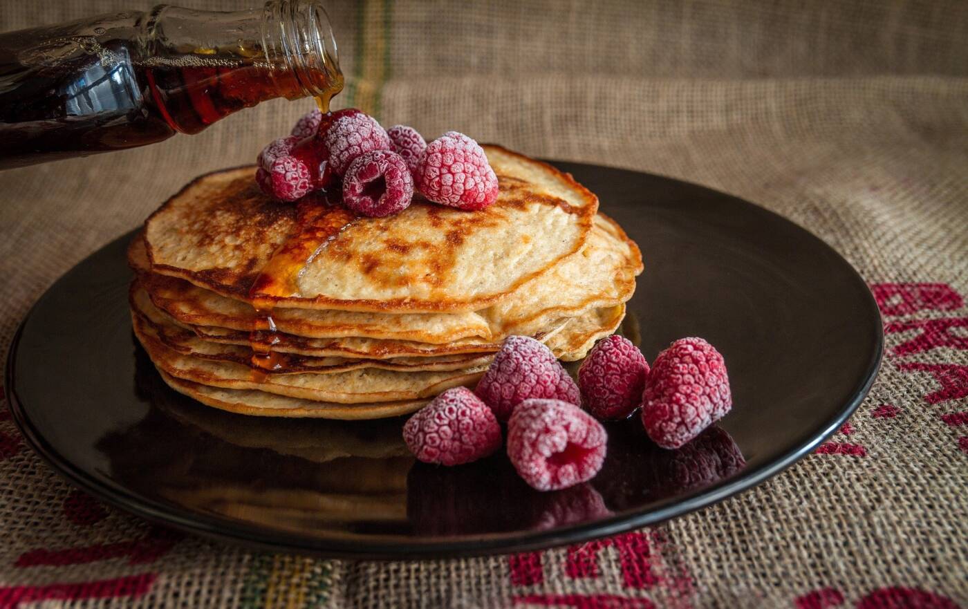 Des pancakes framboises au sirop d'érable Pancakes framboises