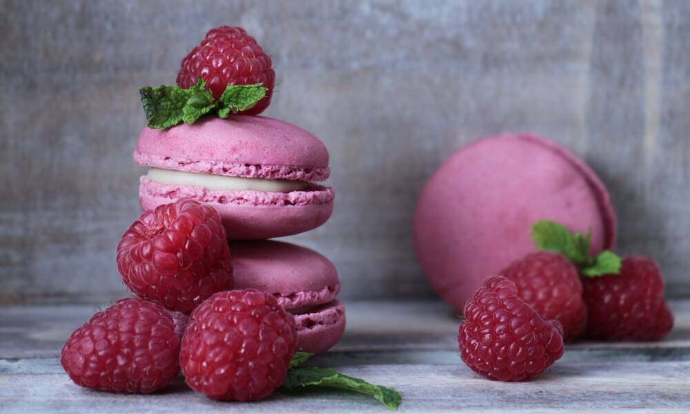 Macarons et framboises Macarons