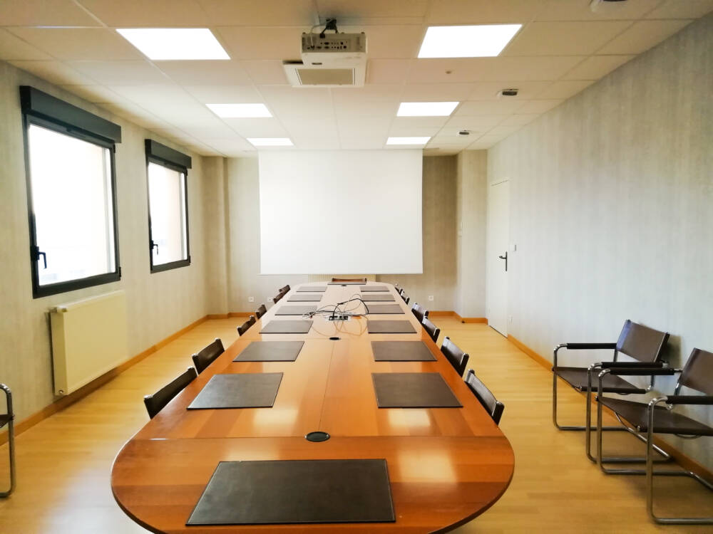 Salle à louer, table chaises et vidéoprojecteur