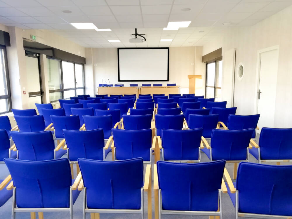 Salle à louer, chaises, estrade et matériel informatique