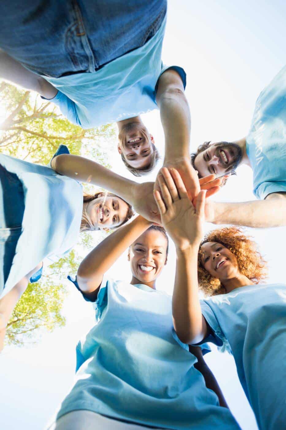 professionnels santé heureux qui travaillent ensemble