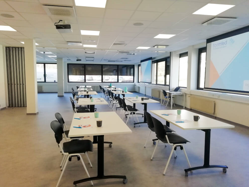 Salle à louer, tables chaises et matériel informatique