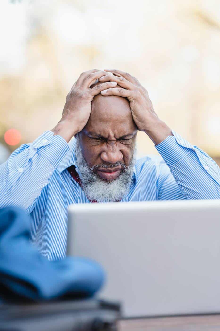 homme fatigué qui ne peut pas travailler