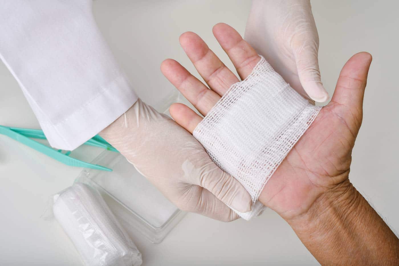 Doctor doing wound dressing care and bandaging patient's hand, H formation plaies et cicatrisation infirmiers besancon
