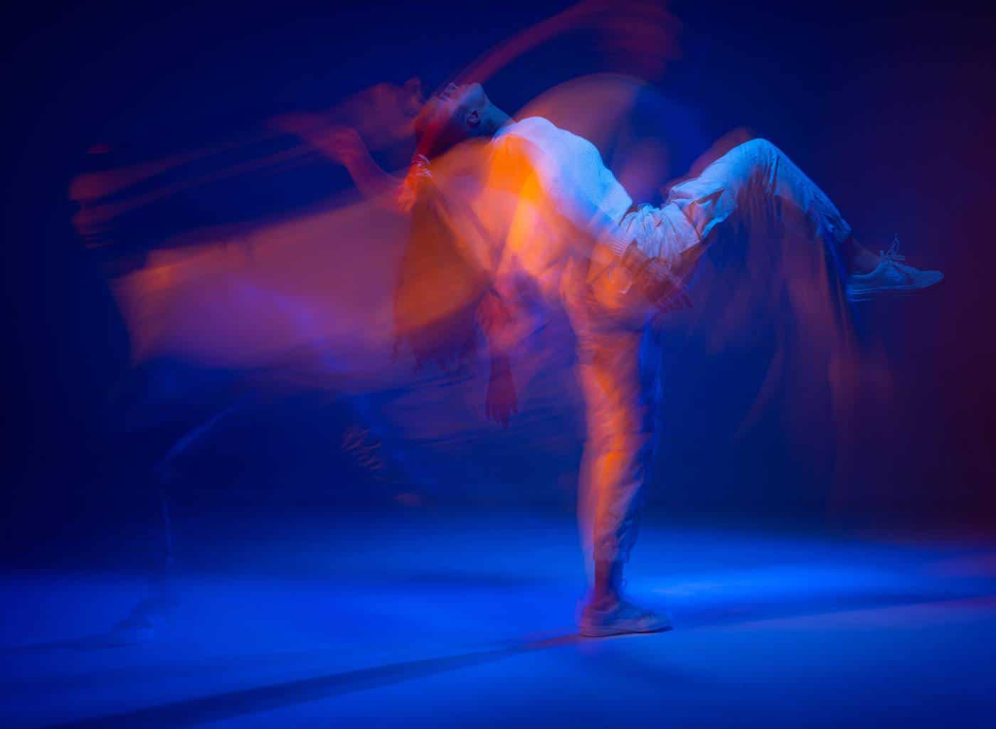 Dancing sportive female in colorful neon light. Expressive contemporary dance. Studio photography with long exposure AdobeStock 435008828 - Don Du Souffle