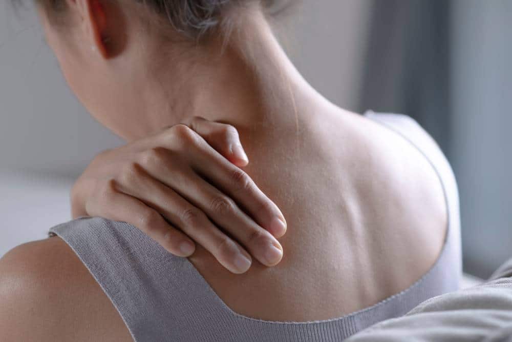 Personne souffrant de douleurs à l’épaule liées à la fibromyalgie